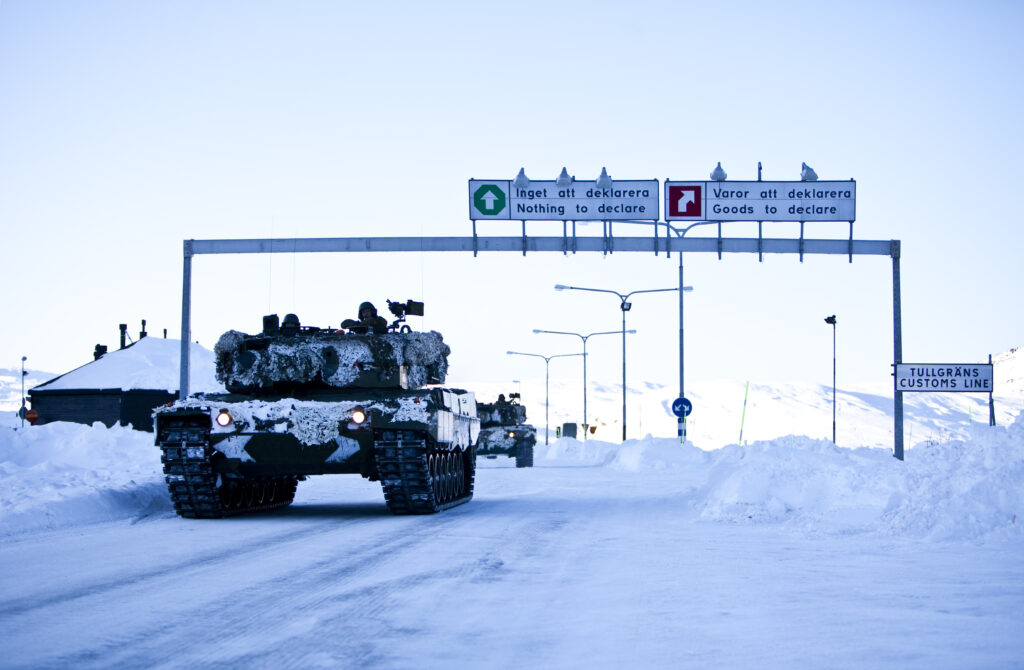 Norske styrker svenskegrense under Cold Response 2010. Norwegian forces crossing swedish border during Cold Response 2010 Foto: Ronny Hammerstad Jensen