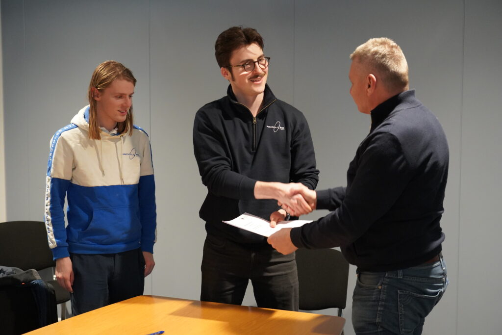 Ola Vanni Flaata og Simen Flåtter Flo fra Propulse NTNU signerer samarbeidsavtale med MIDSEC sammen med Ebbe Deraas. Foto: Lars Bugge Aarset/Fremtidens Industri