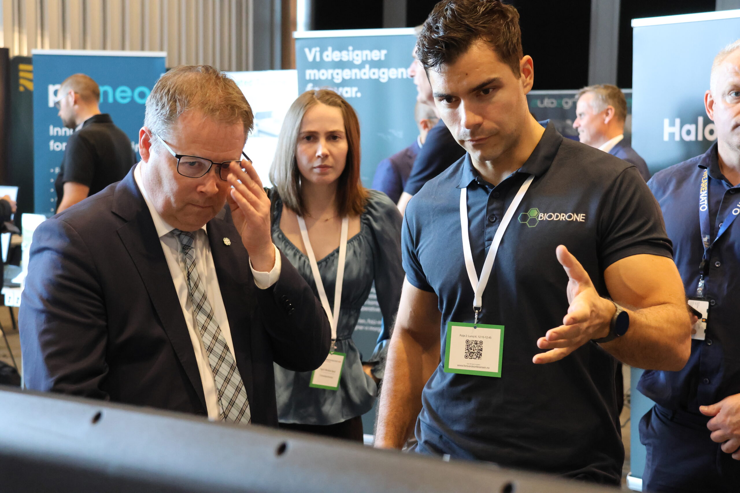 Atilla Haugen presenterer Biodrone for forsvarsminister Bjørn Arild Gram på Forsvarskonferansen. Foto: Lars Bugge Aarset